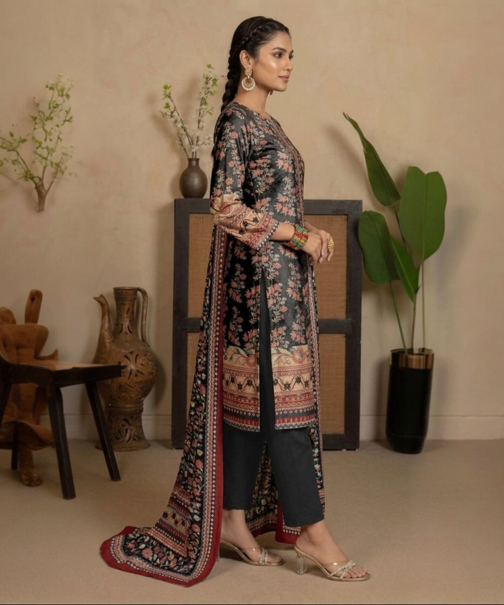 Graceful Printed Lawn Suit – Floral Classic