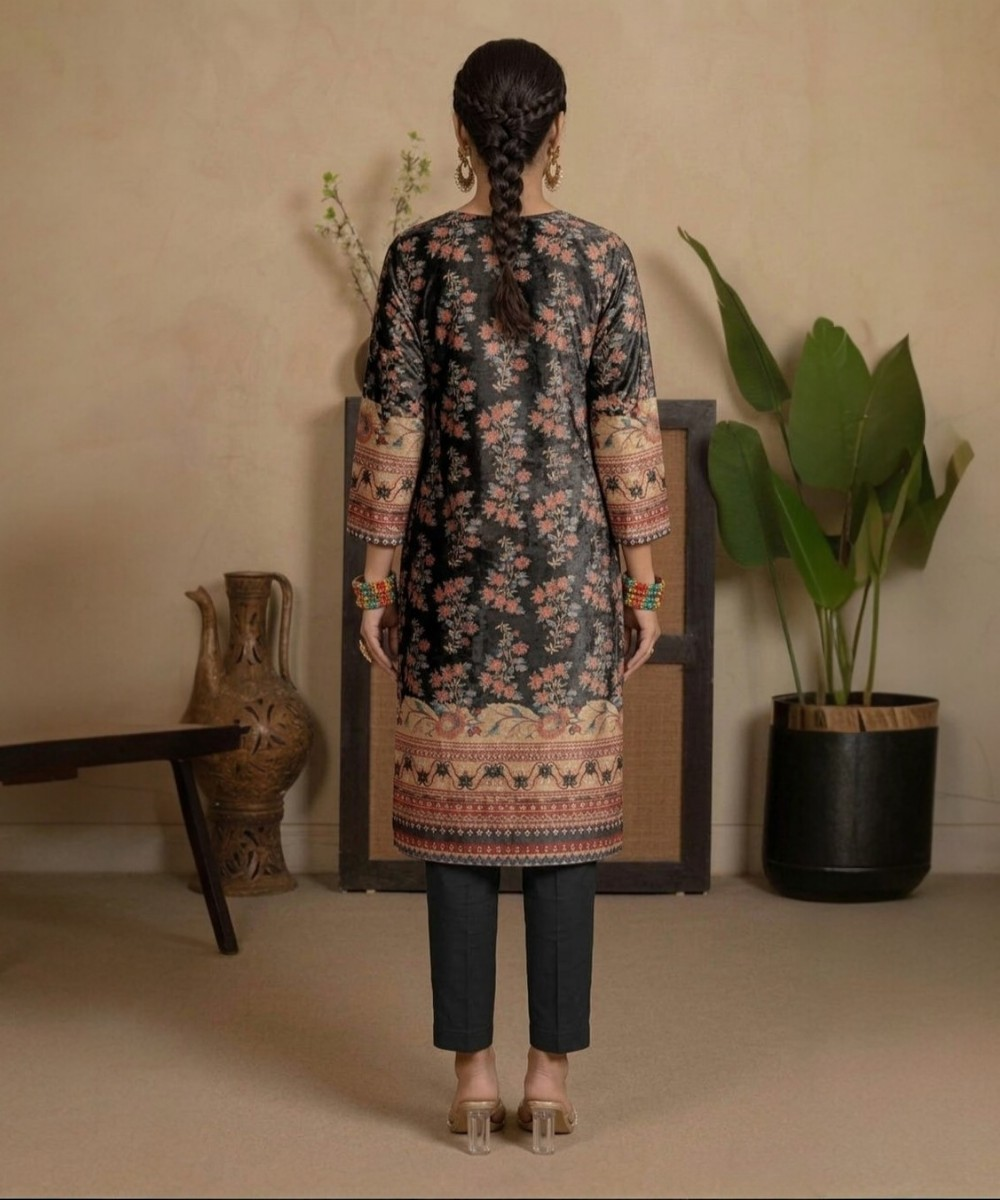 Graceful Printed Lawn Suit – Floral Classic